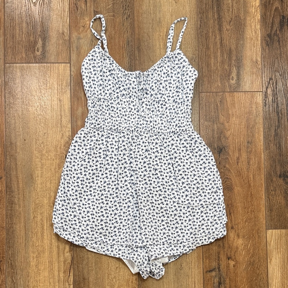 Hollister Floral Romper - Picture 3 of 15